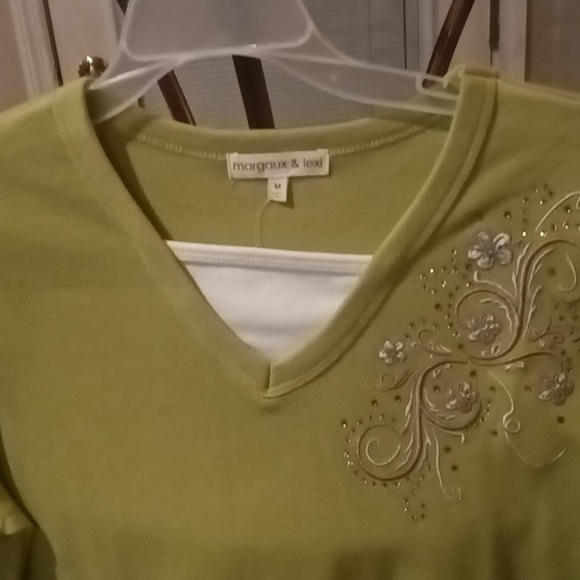 NWT Margaux & Lexi pea green blouse w country swirls & shimmers Size Medium - Picture 5 of 9